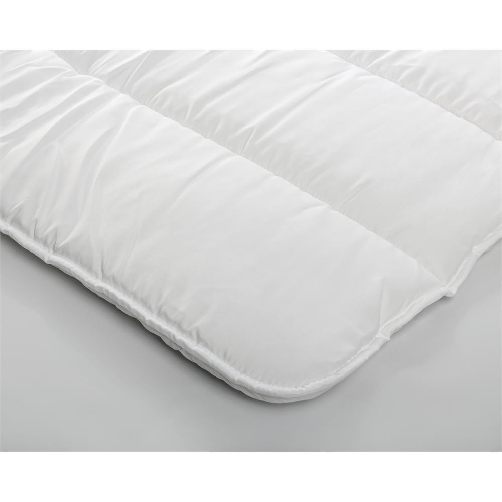 Perfekt komfort med allergivenlig Sleeptime Micro Touch enkeltdynen.