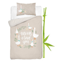 Bambus Sengetøj Geese, Bejge med gæs og skrift “Mom I Love You” fra Sleeptime.dk