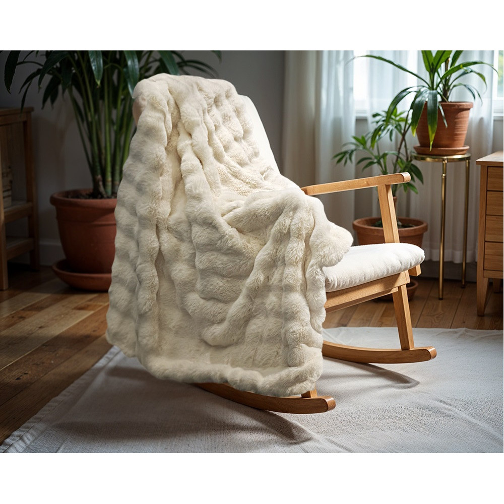 Elegant ensfarvet fleece-tæppe med imiteret rib kaninpels foran og mikrominkfløjl bagpå, lavet af 100% polyester.