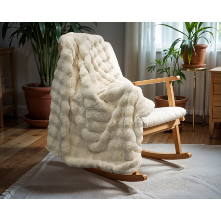 Elegant ensfarvet fleece-tæppe med imiteret rib kaninpels foran og mikrominkfløjl bagpå, lavet af 100% polyester.